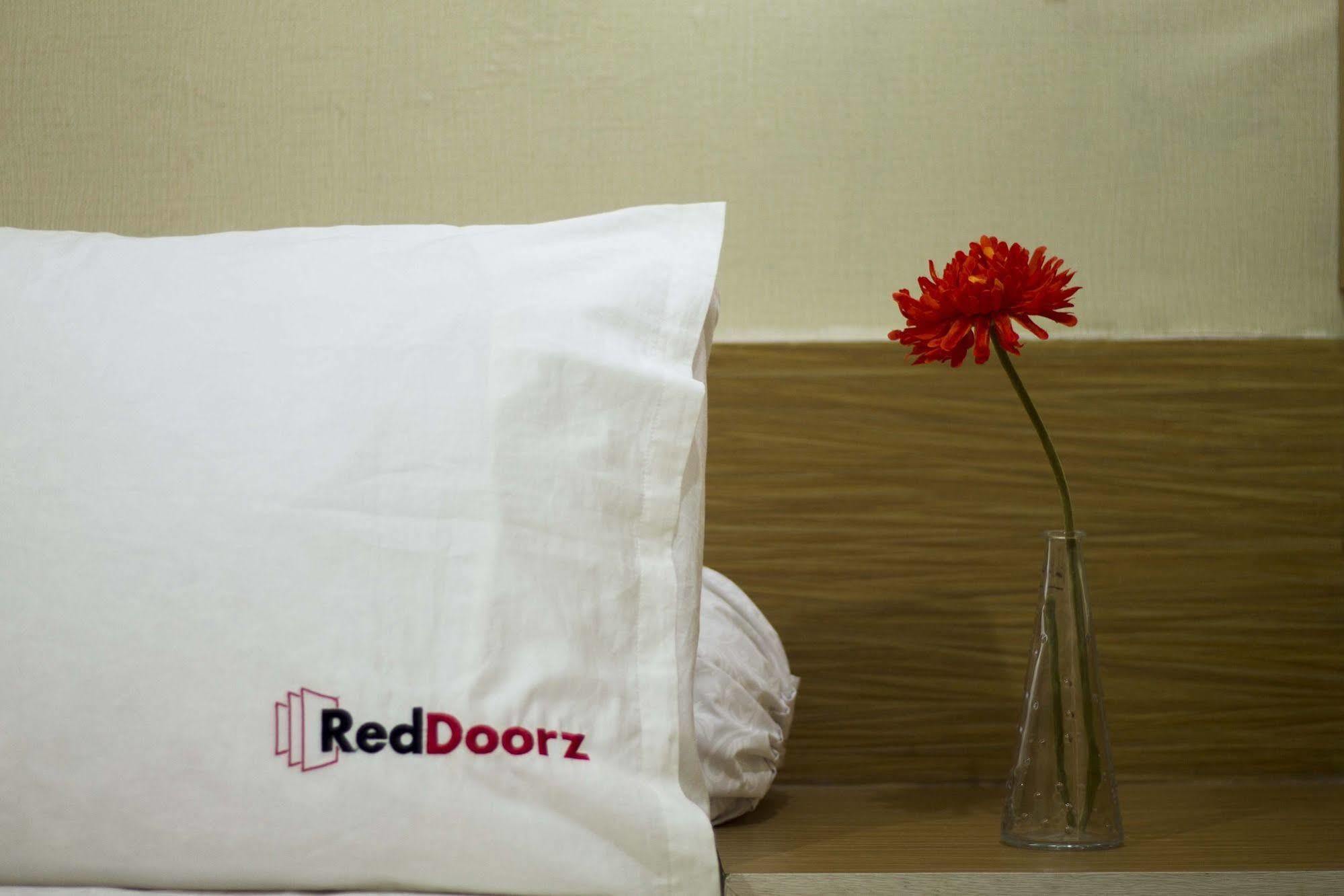 Hotel Reddoorz @ Gegerkalong Girang Bandung Exterior foto